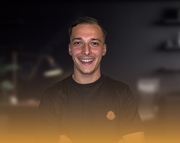 Portrait de Mathéo Nottelet, développeur web et co-fondateur du collectif digital Lmone.